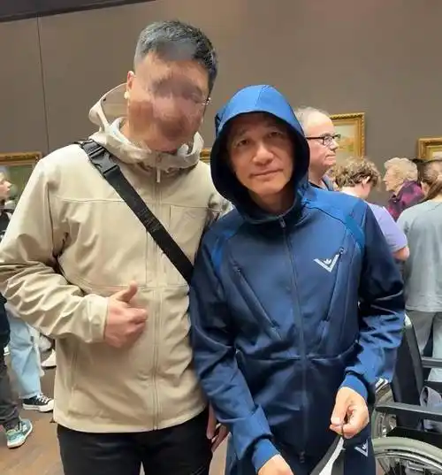 刘嘉玲梁朝伟现身巴黎,合体为好友庆生,61岁梁朝伟理寸头穿红衣