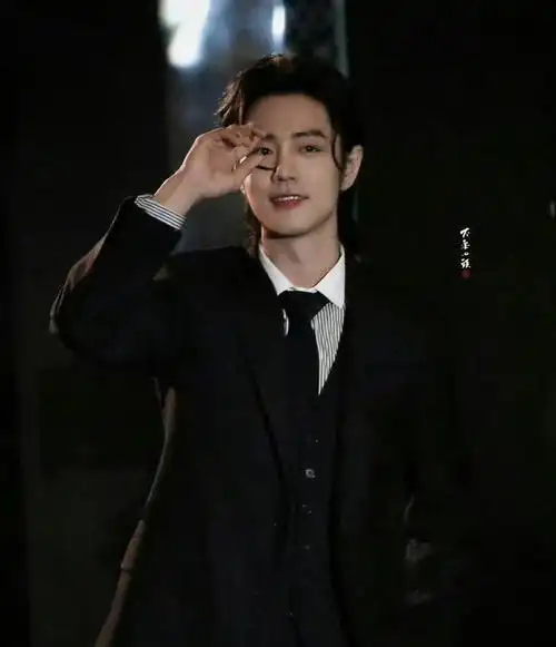 肖战黑西装长发背头造型,霸道总裁的神