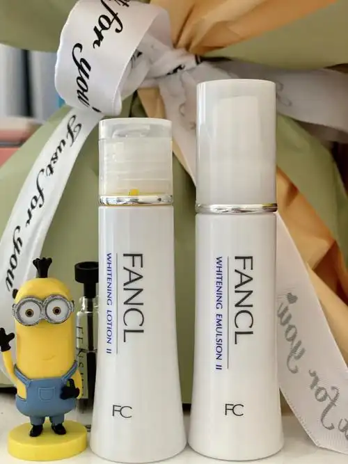 要说真的白没有发现但是长期用皮肤会很细腻 乳液很好吸收 芳珂的都是