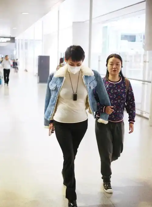 宁静胆真大! 这种衣服都敢穿出门? 网友: 还能不能好好穿衣了?