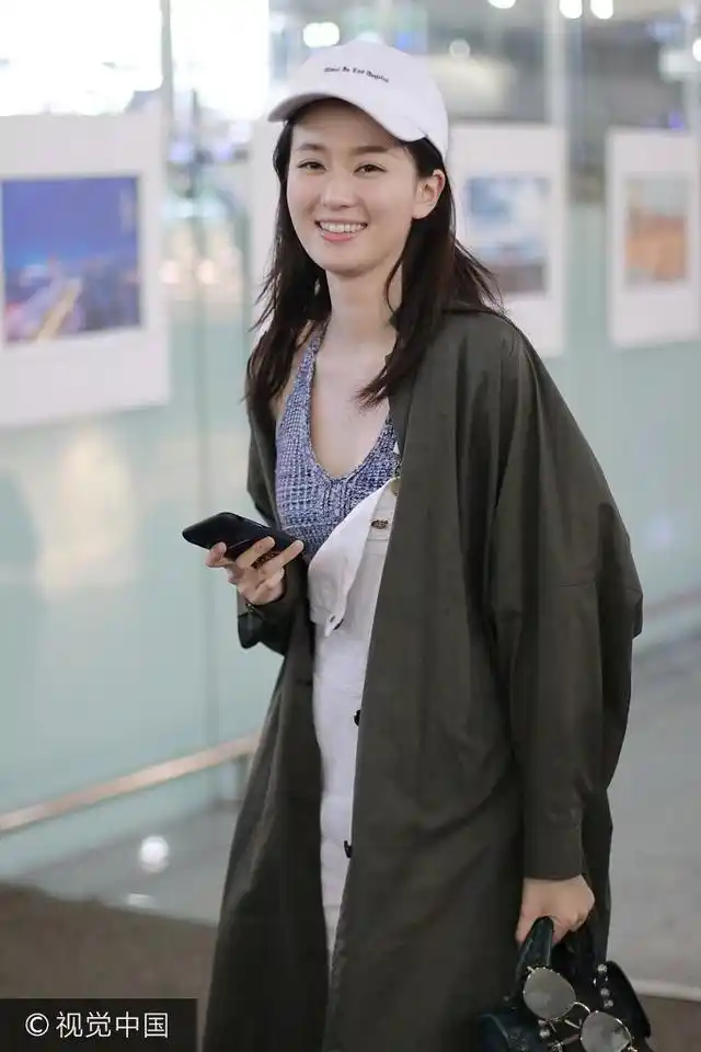 清新少女!乔欣大风衣配背带裤长腿依旧素颜皮肤白皙笑容阳光