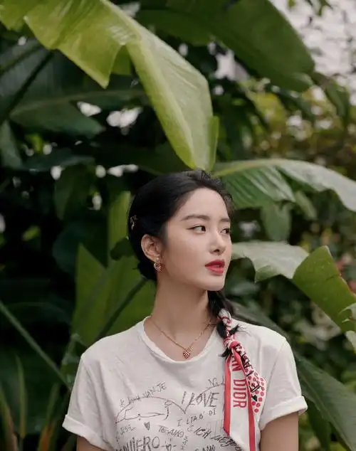 简介:杨采钰清新甜美写真图片,分享一组杨采钰图片给大家,图中的明星