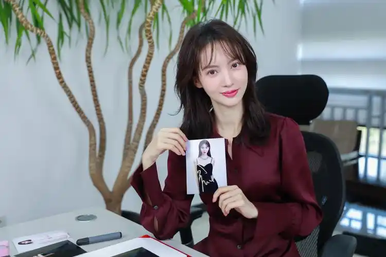 金晨优雅干练写真图片,分享一组金晨图片给大家,图中的明星图片壁纸会