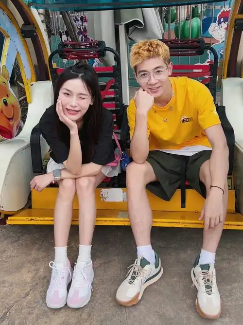 一起去游乐园玩吧158175复古情侣穿搭