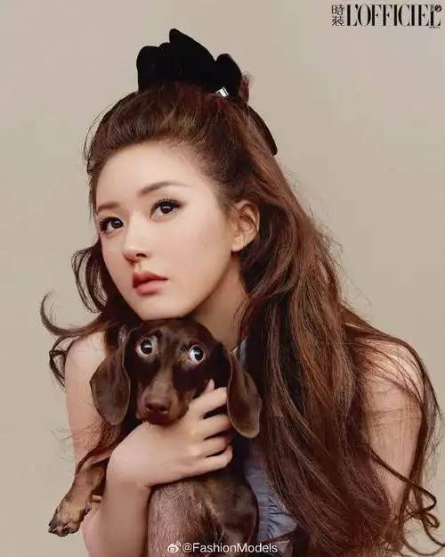 赵露思登上《时装lofficiel》11月刊封面,雀斑妆搭配高颅顶卷发,蝴蝶