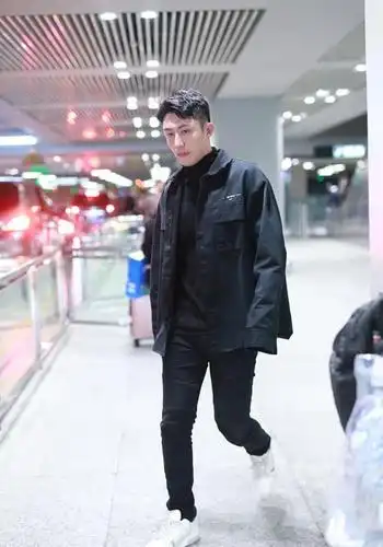 黄景瑜示范型男穿搭,全黑look稳重大气,令人眼前一亮