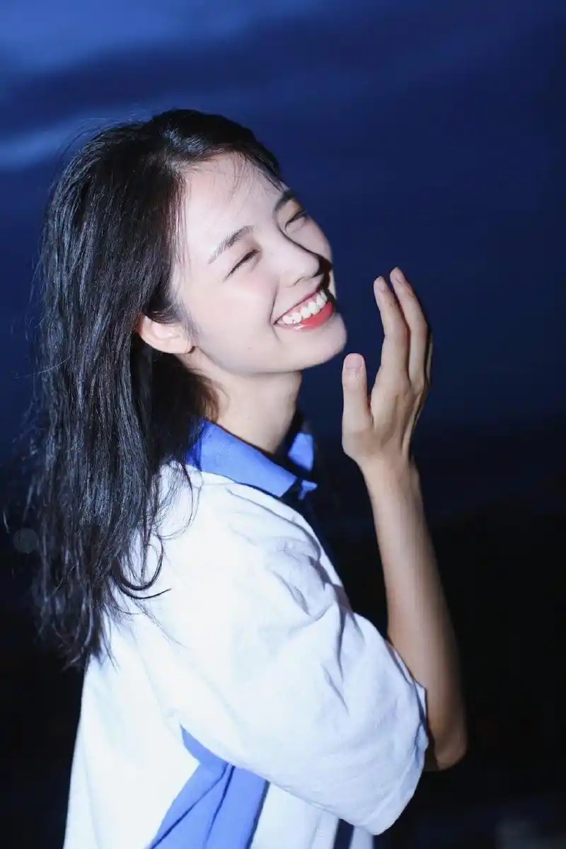 清纯学生妹校服可爱迷人写真