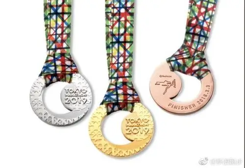 东京马拉松,奖牌来了.像不像开瓶器?