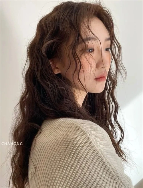 蓬松慵懒蛋卷发 秋冬烫发流行款_女生烫发 - 美发站