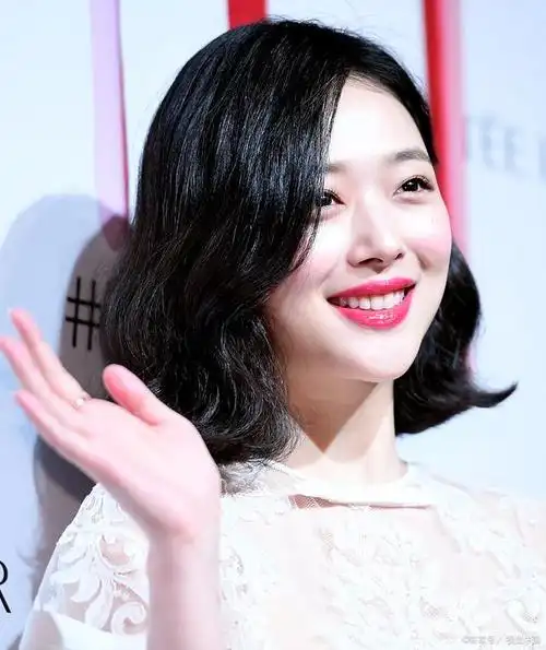 雪莉是韩国知名的歌手,演员和主持人,她曾是女子组合f(x)的成员,也曾