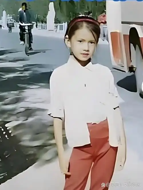 照片拍摄于1989年,据说这是10岁的高圆圆,小小年纪就很有明星范儿
