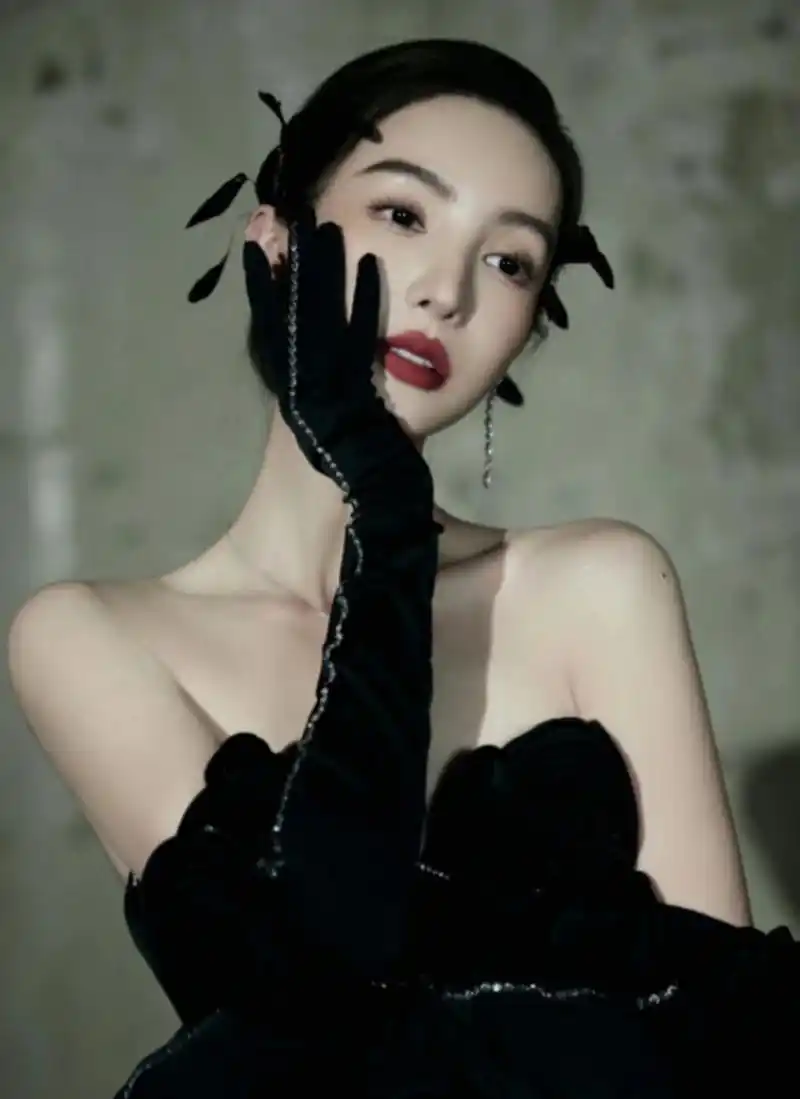 金晨工作室这个出图好快啊 这个风格也很适合她,有人说这拍照背景有点