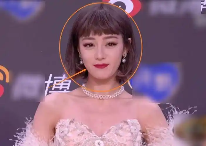 迪丽热巴换贵妇造型走红毯,离开美颜庇护,真实颜值令人看呆了眼_镜头