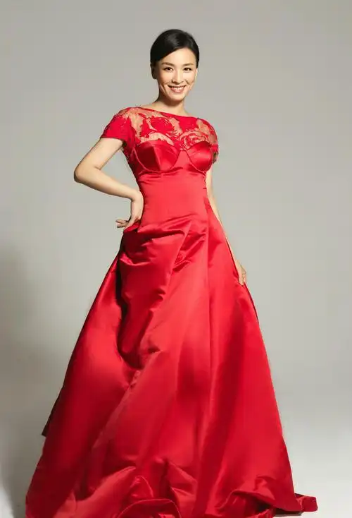 张庭发布新春写真 华贵礼服映红甜美笑容(3/5)