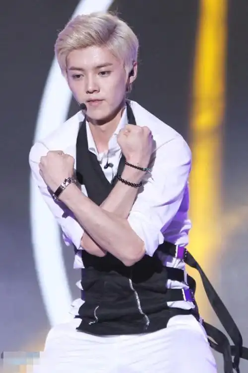 有种帅叫鹿晗"三七分侧背"头,火遍抖音,00后剪了不敢回家