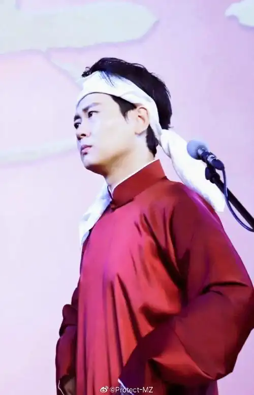 孟鹤堂 德云斗笑社#[微风]#孟鹤堂德云瓦舍. 来自protect-mz - 尾博