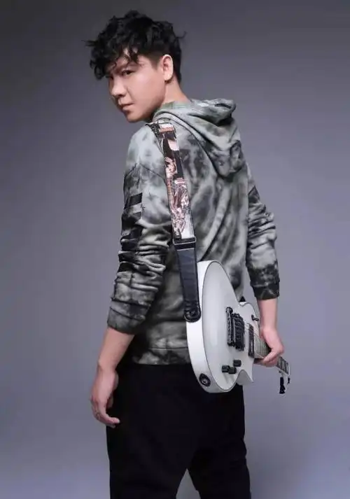 朱微玮,其实她就是艾伦的老婆,基本现在就在幕后工作,曾经是夏洛特