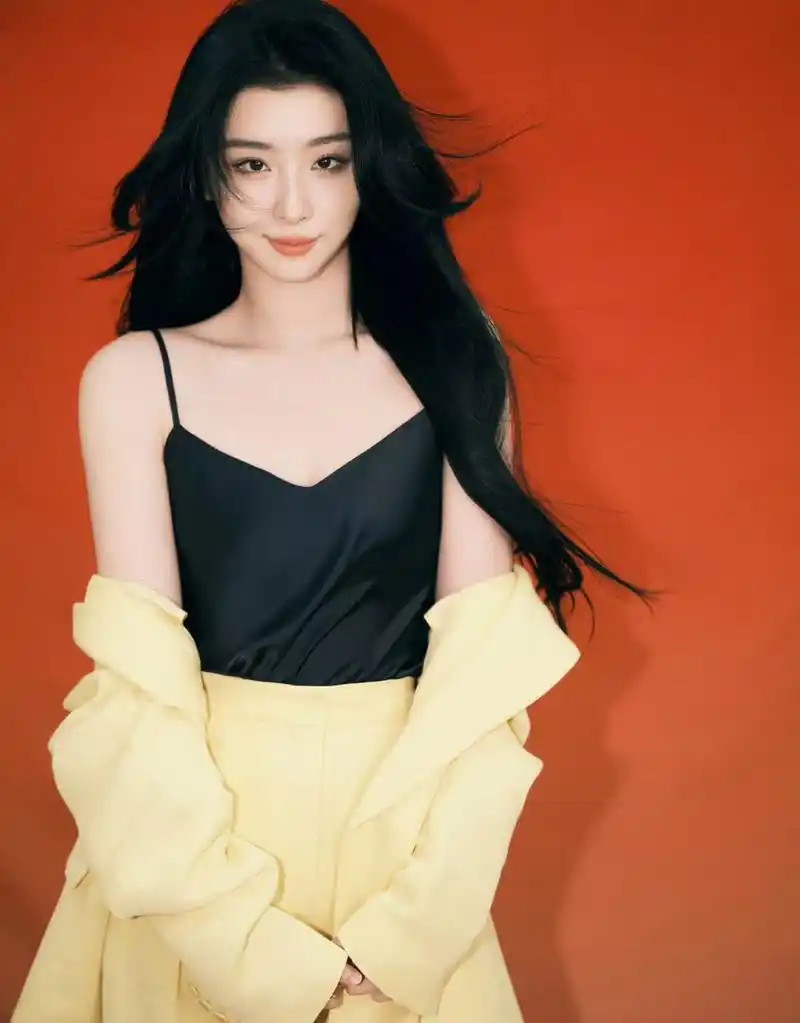 微性感的赵小棠 黑色吊带搭配淡黄色西服套装,搭配的鞋子是一双银色