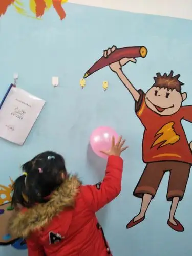 摩擦一会儿后把气球直接贴在墙上!