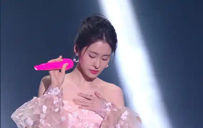 在张碧晨舞台上看流星