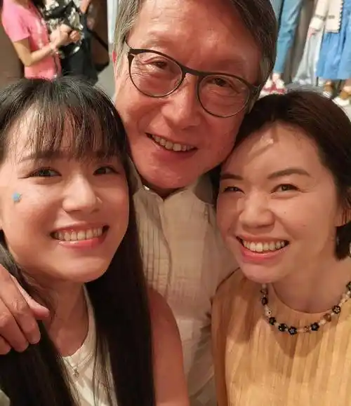 香港名导64岁生日会昔日力追女神带20岁女儿到贺他喝到脸红