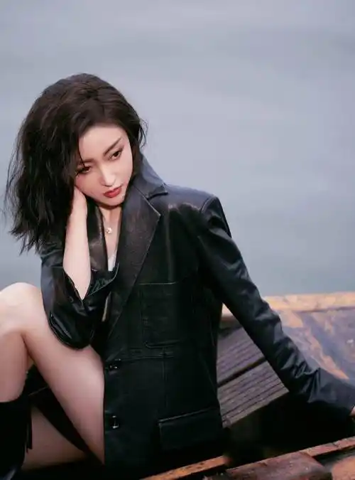 张天爱美出了新高度,穿皮衣配短裤高级洋气,气质一点儿不输超模_黑色