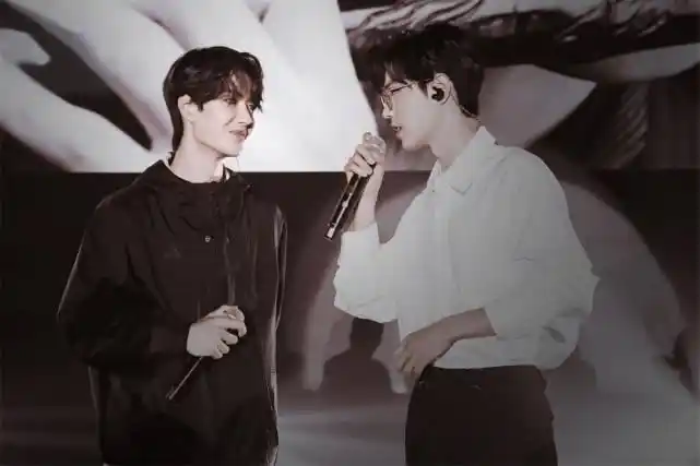 陈情令泰国见面会,肖战王一博对视就笑,网友:太好磕了!