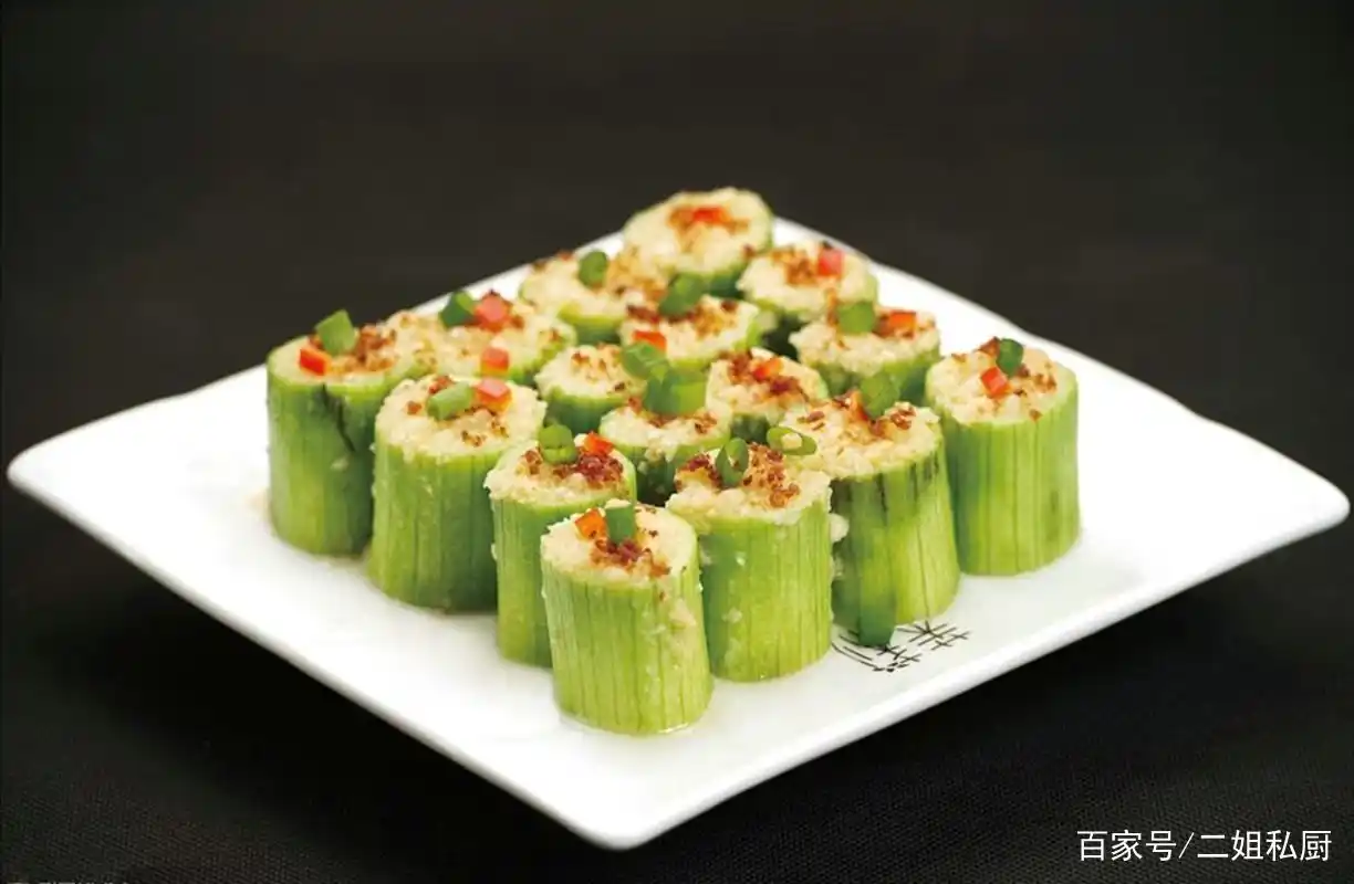 蒜蓉蒸丝瓜,吃起来非常鲜嫩可口,而且丝瓜非常入味