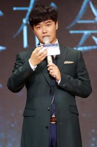 因打架被上戏开除,考北影失败却进了中戏,陈思诚什么家庭背景?