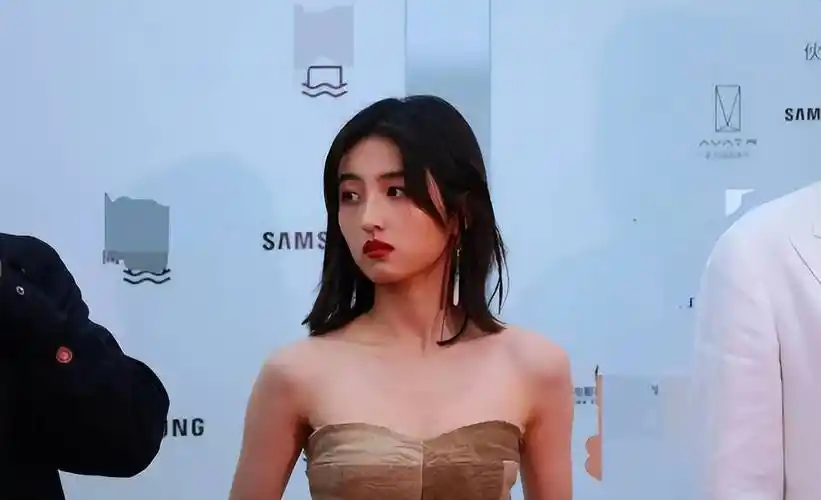 张子枫身穿人鱼裙露性感小蛮腰!