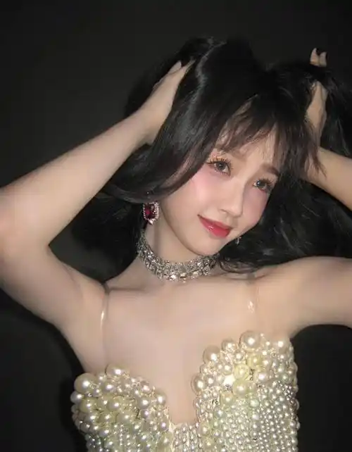 虞书欣演唱会造型来袭穿抹身材吊带秀时尚香肩独具女神魅力