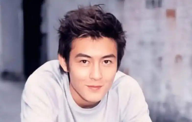 休闲打扮的陈冠希颜值滑坡,和年轻的时候还真不能比