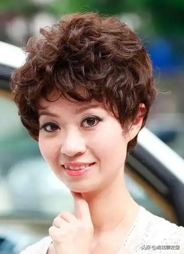 越精致越优雅,国字脸的中年女士选这几款发型,才更有魅力!
