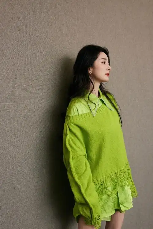 杨幂叠穿绿色上衣清爽有型 搭配皮靴秀笔直长腿活力十足近日,杨幂工作