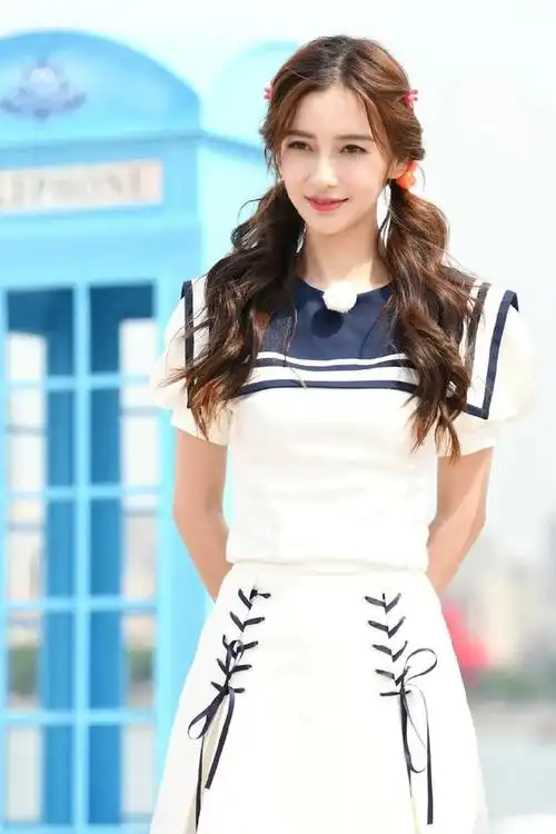 angelababy水手服做为少女感代表元素之一,减龄效果满满.
