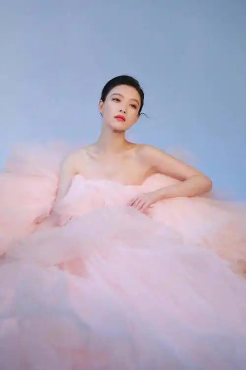 倪妮玫瑰转场大片,风格多变,大气明艳,粉色纱裙太美了_泡泡纱_魅力