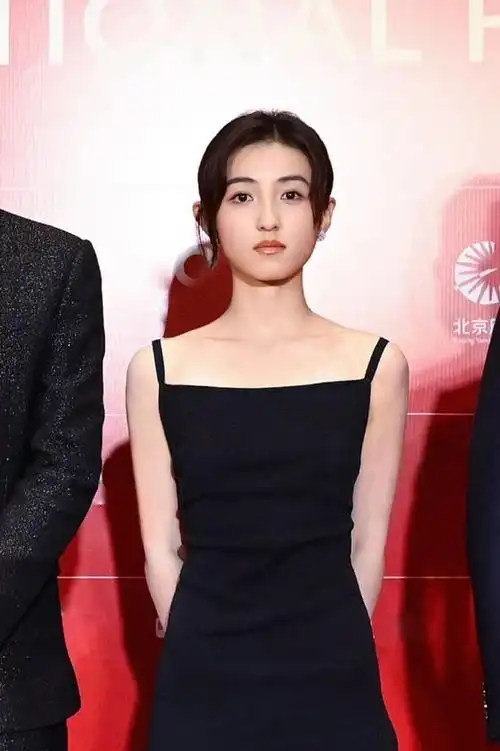 张子枫体态逆袭,全靠练了肩颈线!