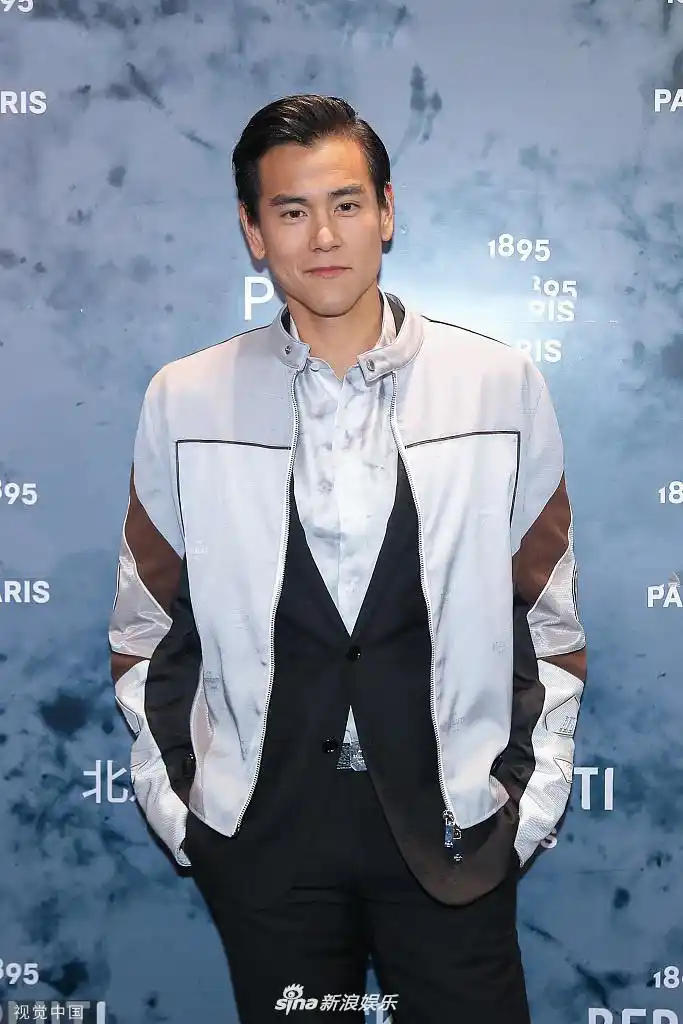 彭于晏身穿夹克似赛车手梳背头五官硬朗帅气十足