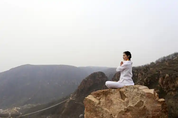 当问及安全问题时,孟森称,在山上或悬崖上做动作的时候,一定不能超出