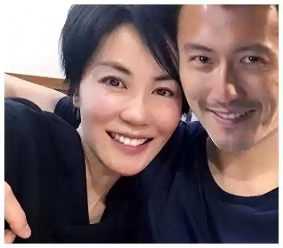 王菲谢霆锋甜蜜合体现身机场,从日本旅行回国,尽显爱情模样.