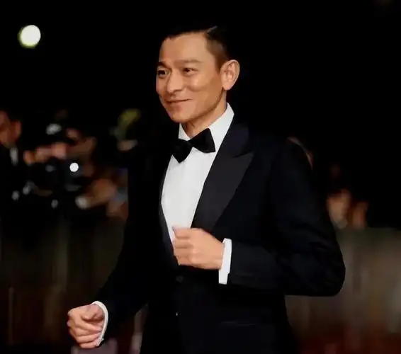 62岁刘德华近照老态龙钟头发花白啤酒肚显现一脸愁容网友震撼