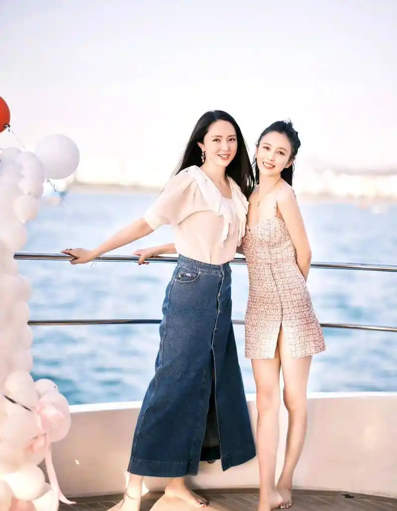 董璇佟丽娅姐妹合照,一个小香风套装精致,一个衬衫配半裙优雅!