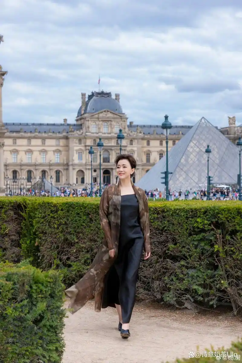 56岁知性,优雅,端庄,时尚的杨澜,你喜欢吗?