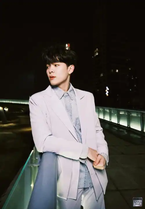 尤长靖周一西装九宫格#全新的一周,从帅气有范的尤老师开始,偷偷迪腚