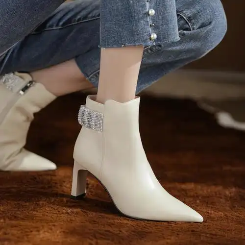 白色高跟鞋短靴女2021年秋冬新款尖头时装靴裸靴真皮短筒小码靴子