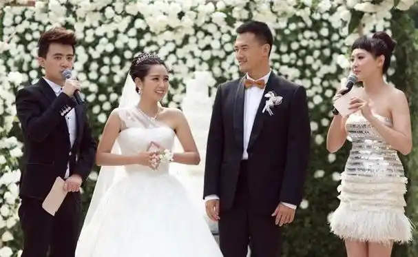 超女何洁释小龙(超女何洁的劲爆情史)(21)