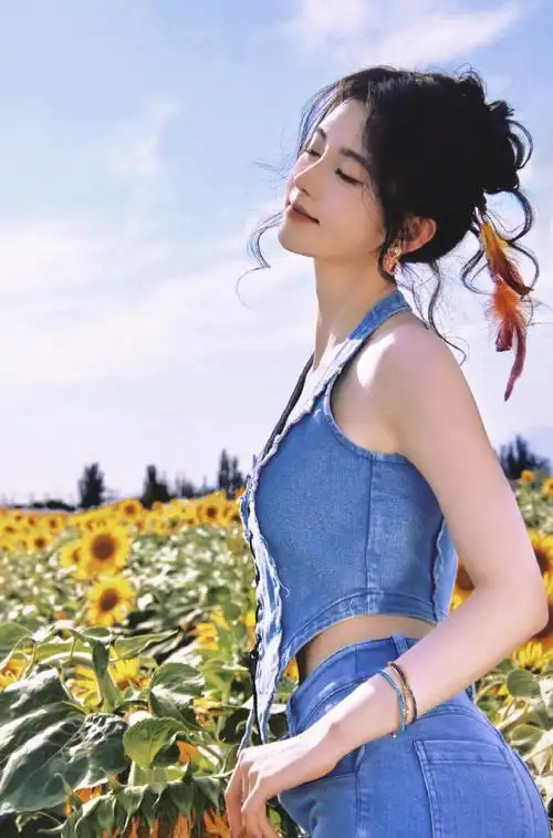 鞠婧祎向日葵牛仔装随拍##鞠婧祎周末十二宫格