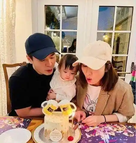 tvb视后杨怡二胎喜得一子,老公罗仲谦晒脚丫照报喜难掩内心欢喜