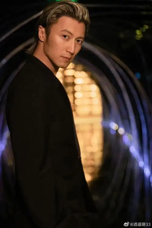 谢霆锋真空西装太顶了