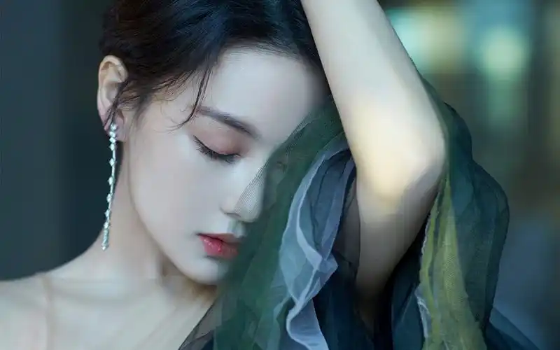 张馨予优雅气质性感写真图片桌面壁纸